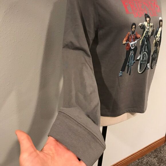 Stranger Things Netflix “Friends Don't Lie” Graphic Tee - Picture 4 of 8